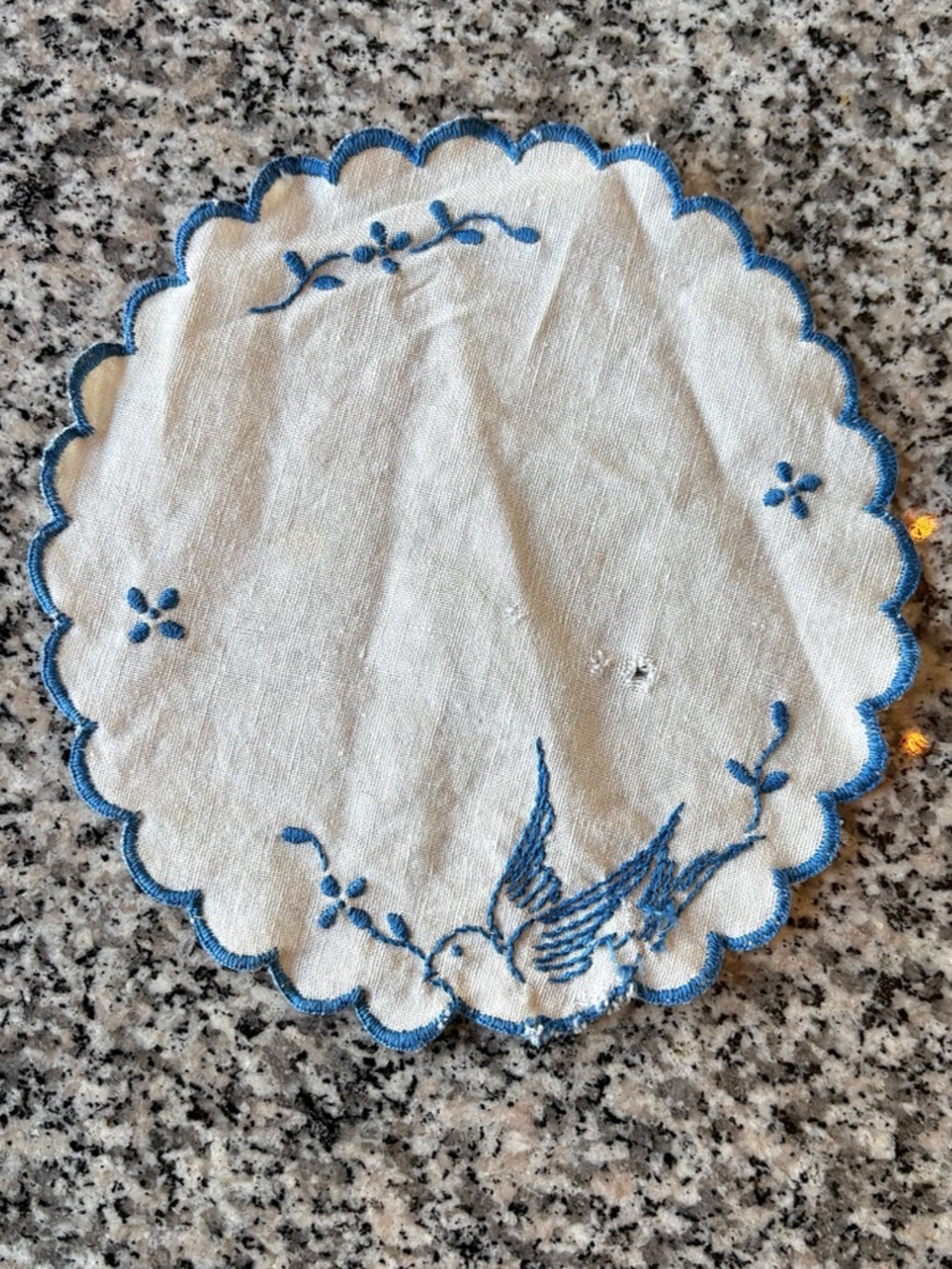 ♥️💖 Vintage Scalloped Doily w/ Blue Embroidery Bird